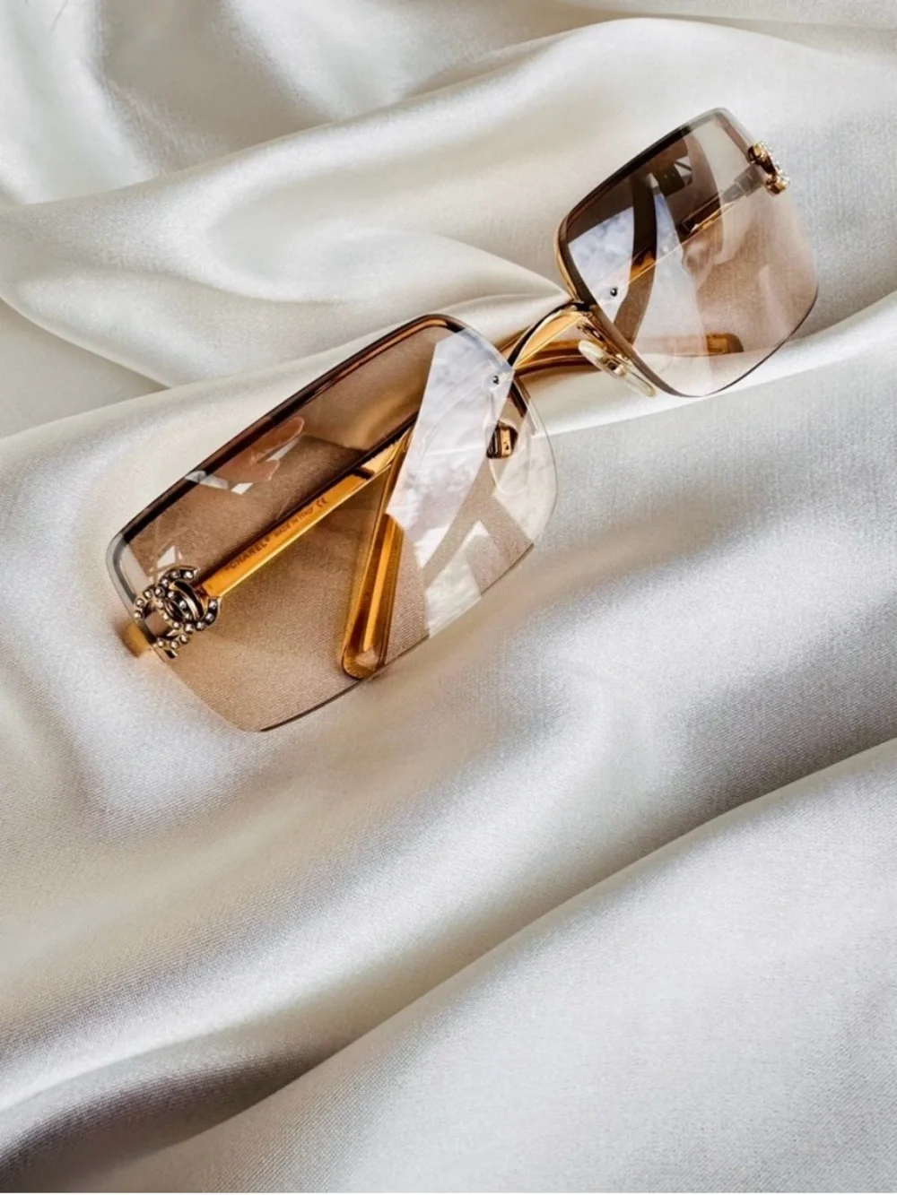 Like New 💫CHANEL Gold Gradient Rimless Logo Sunglasses